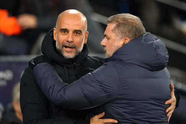 Le directeur de Manchester City, Pep Guardiola et le directeur de Tottenham, Ange Postecoglou.