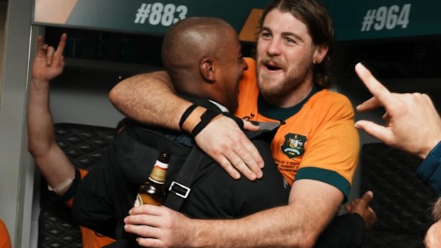 George Gregan embrasse Fraser Mcreight.