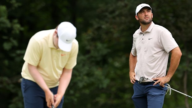 Scottie Scheffler regarde Robert MacIntyre putts sur le premier vert lors du troisième tour du championnat de la BMW 2025.