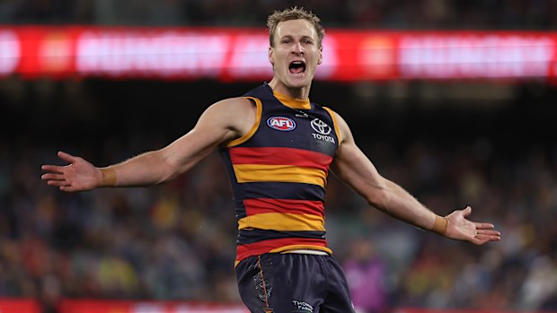 Jordan Dawson des Crows célèbre un but.