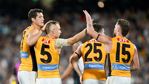 James Worpel des Hawks célèbre avec des coéquipiers lors du match AFL de la Round cinq entre Port Adelaide Power et Hawthorn Hawks à Adelaide Oval, le 13 avril 2025, à Adélaïde, en Australie.