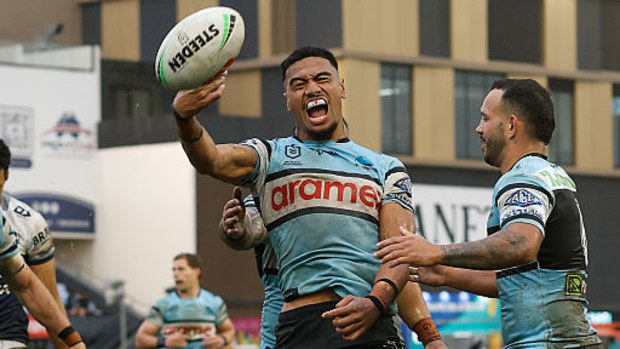 Ronaldo Mulitalo des Sharks célèbre un essai à Shark Park.