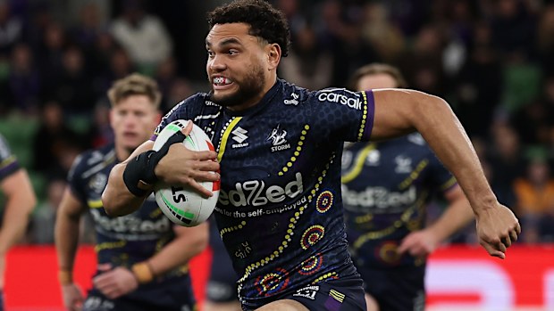 Melbourne, Australie - 07 août: Xavier Coates of the Storm dirige le ballon lors du match de la LNR 23 entre Melbourne Storm et Brisbane Broncos à Aami Park, le 7 août 2025, à Melbourne, en Australie. (Photo de Morgan Hancock / Getty Images)