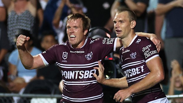 Sydney, Australie - 16 mars: Tom Trbojevic (R) des Sea Eagles célèbre avec Jake Trbojevic des Eagles de Sea après avoir marqué un essai pendant le match de la NRL de la ronde entre les Eagles de Sea Manly et Parramatta Eels au 4 Pines Park le 16 mars 2023 à Sydney, en Australie. (Photo de Cameron Spencer / Getty Images)