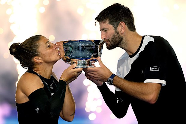 Sara Errani et Andrea Vavassori d'Italie posent pour les photographes.