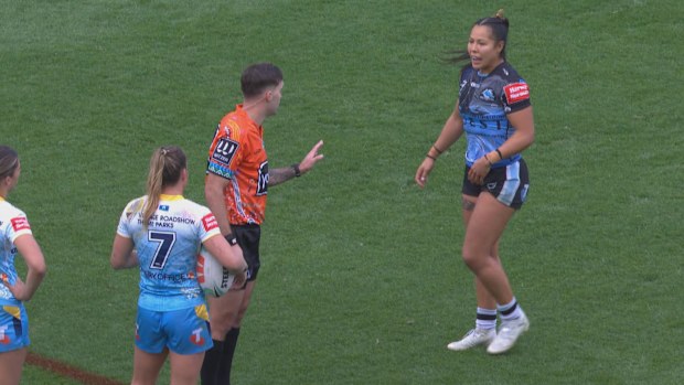 Tiana Penitani Gray parle avec l'arbitre.