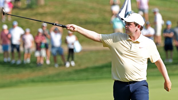 Robert MacIntyre réagit à son putt sur le 14e vert lors du troisième tour du championnat BMW 2025.
