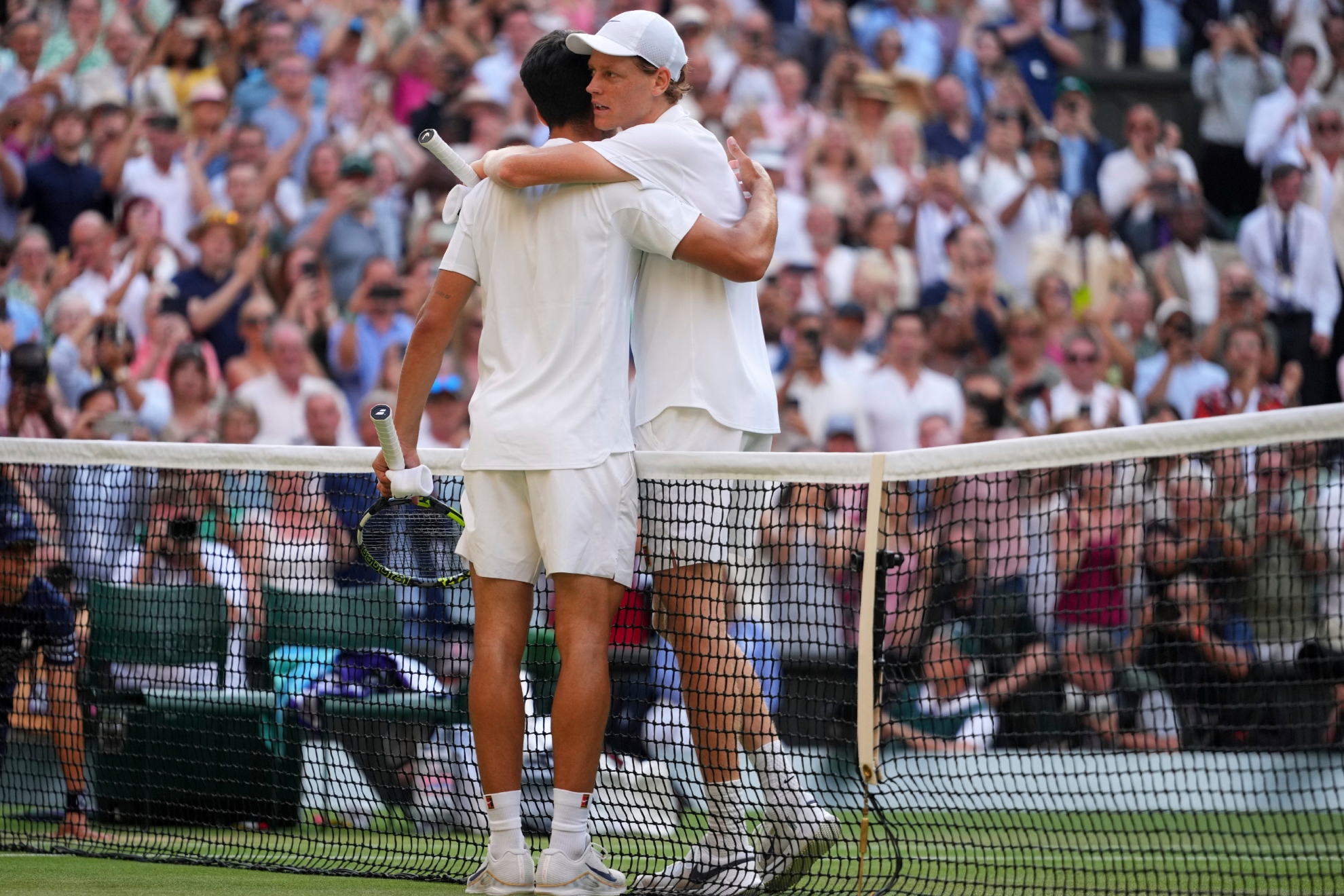 Alcaraz et Sinner les servent sur le réseau de Wimbledon.