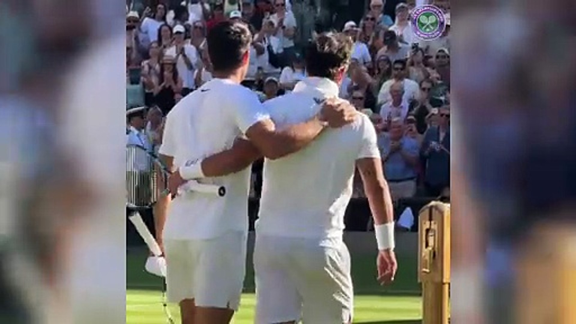 A la fin du match, les deux joueurs de tennis ont montré leur respect à leur rival.