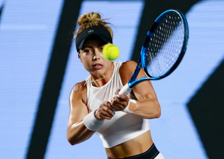 La joueuse de tennis Renata Zarazúa montre son dos brûlé pour avertir du danger du soleil en Australie