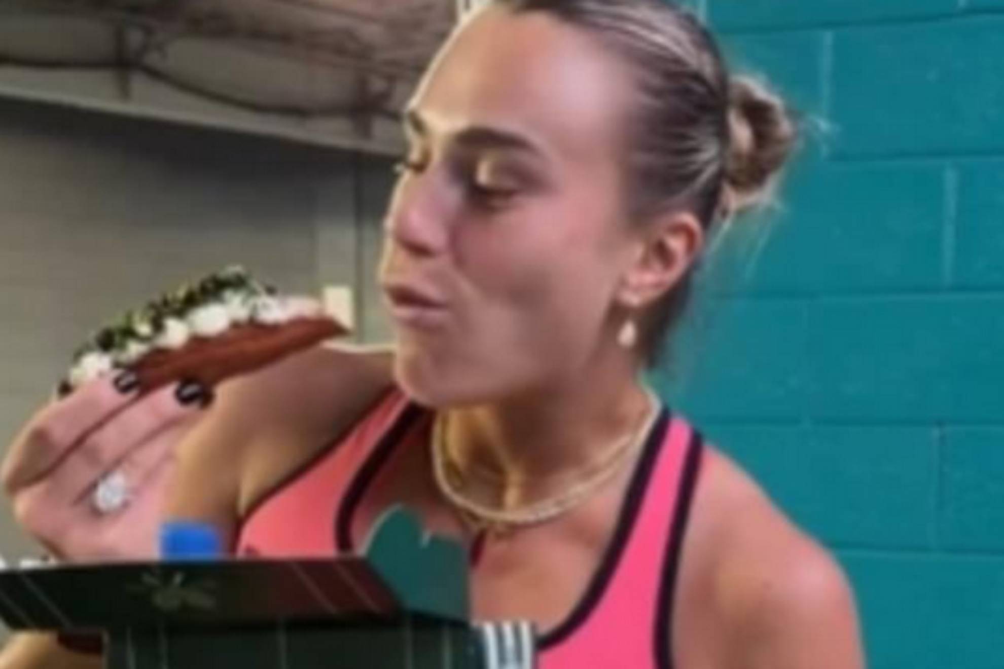 Aryna Sabalenka mange un hot-dog de luxe : il coûte 100 dollars et il a une feuille d'or