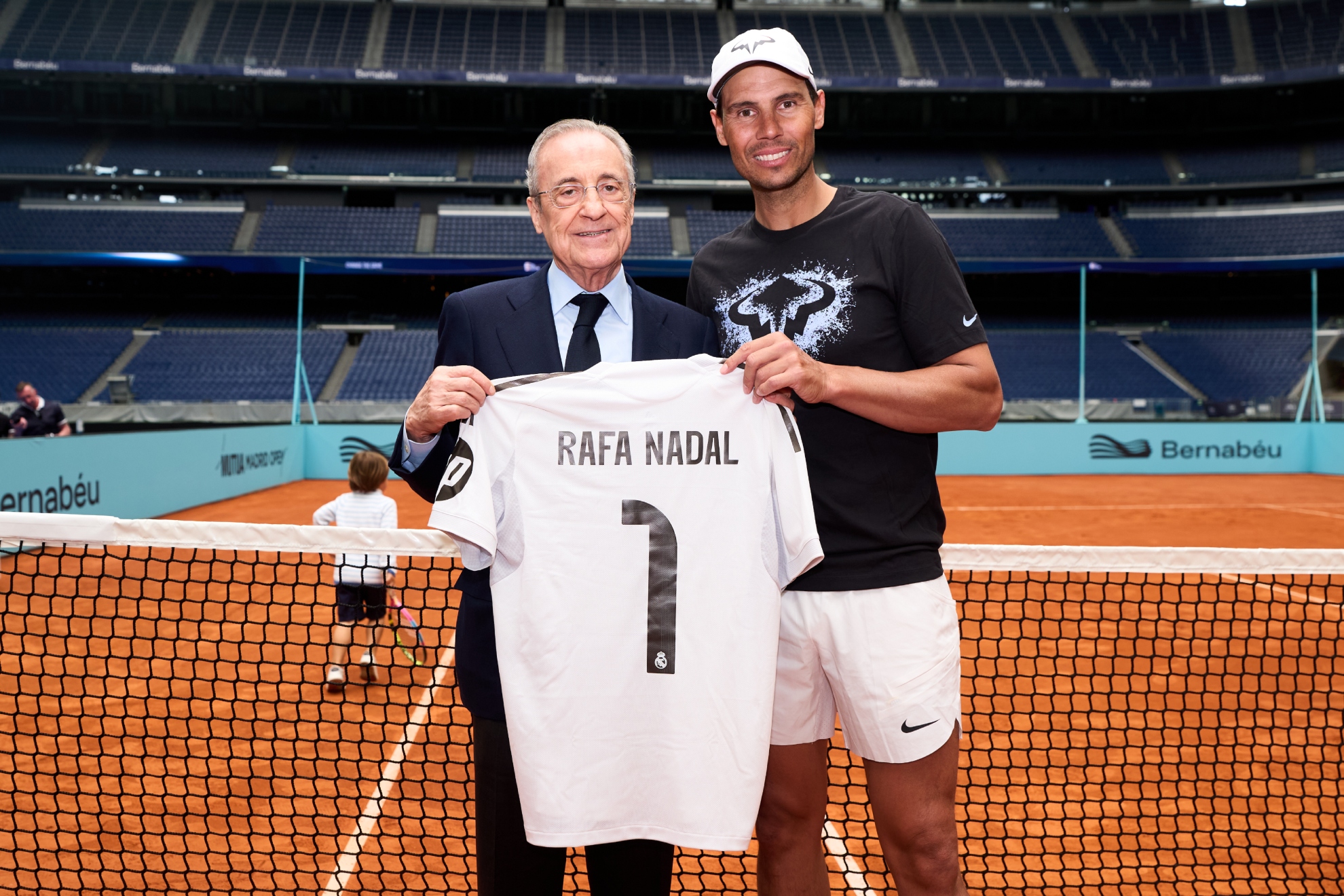 Florentino a offert un maillot madrilène à la légende Rafa Nadal.