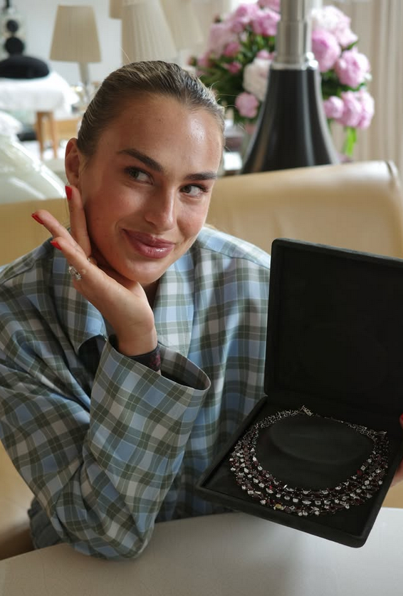 Sabalenka nie être un "hypocrite" pour avoir joué avec des bijoux d'une valeur de 87 000 euros : "deux choses se confondent"