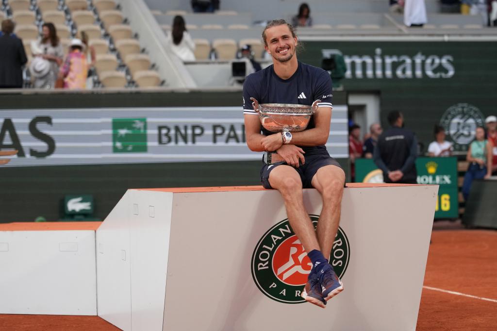Alexander Zverev posant avec le trophée de Roland Garros