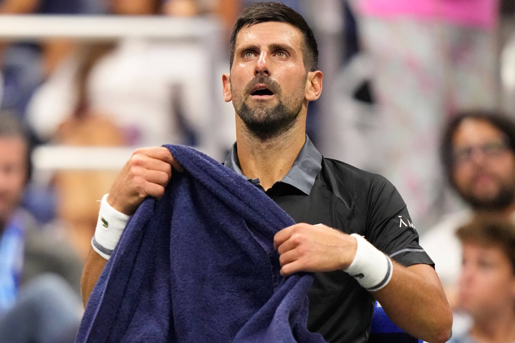 Djokovic, dévasté et en larmes, perd au premier tour de l'US Open contre Navone