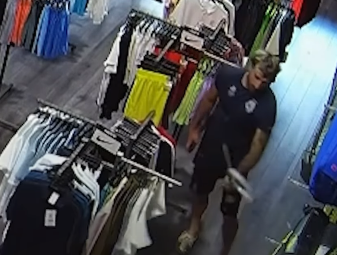 Nicolas dans le magasin avec une des raquettes qu'il a cassées.