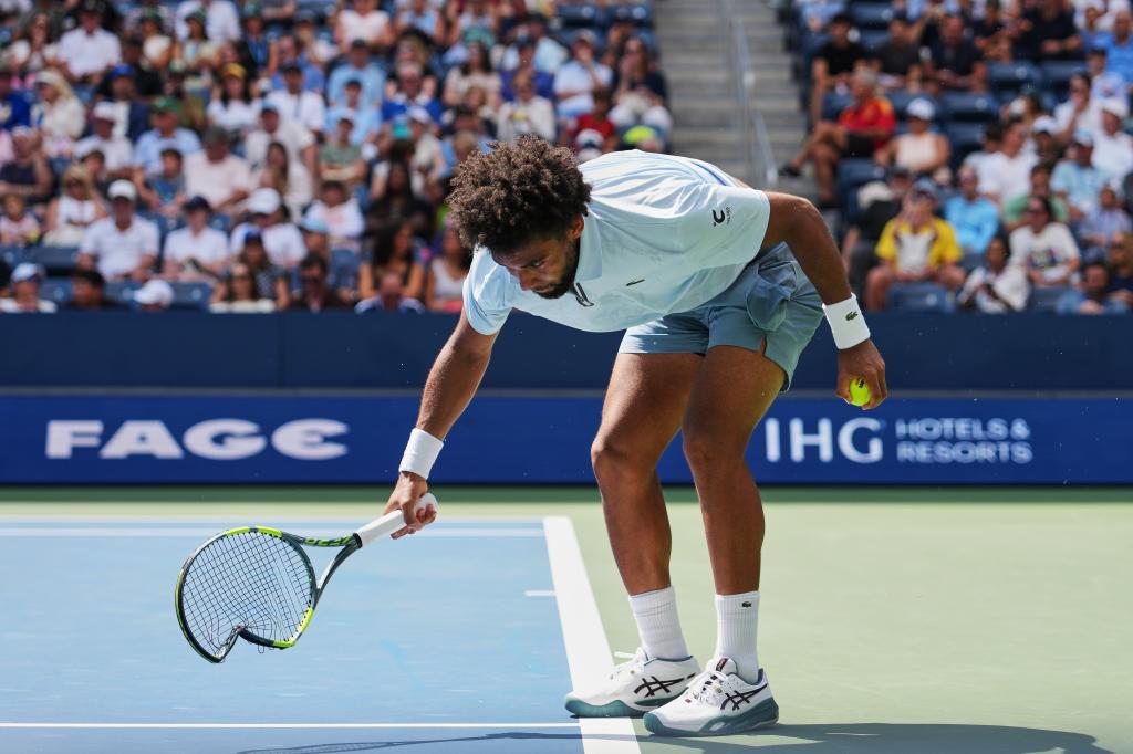 Arthur Fils casse sa raquette face à Stefanos Tsitsipas.