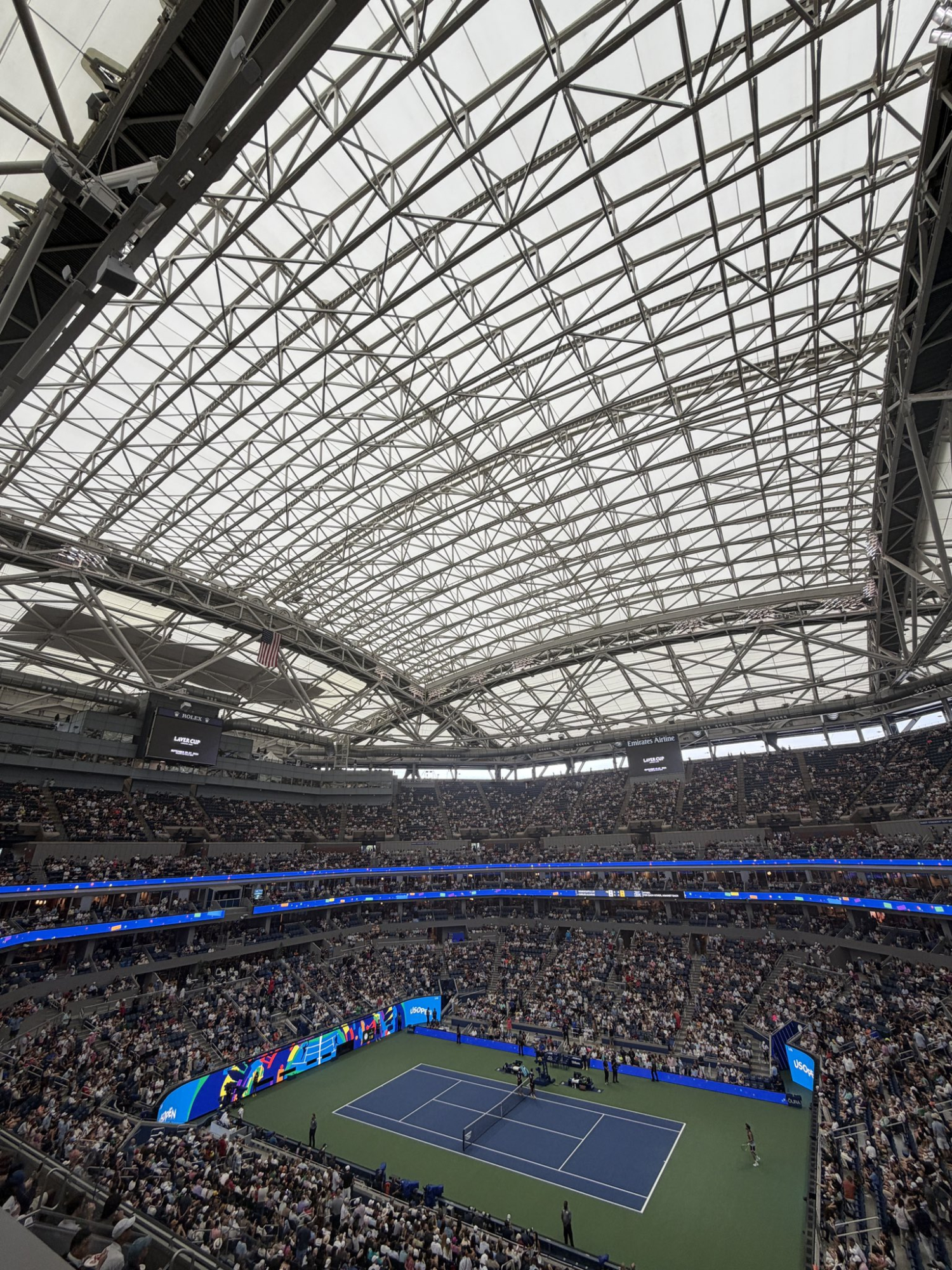 Le toit de l'Arthur Ashe s'est fermé.