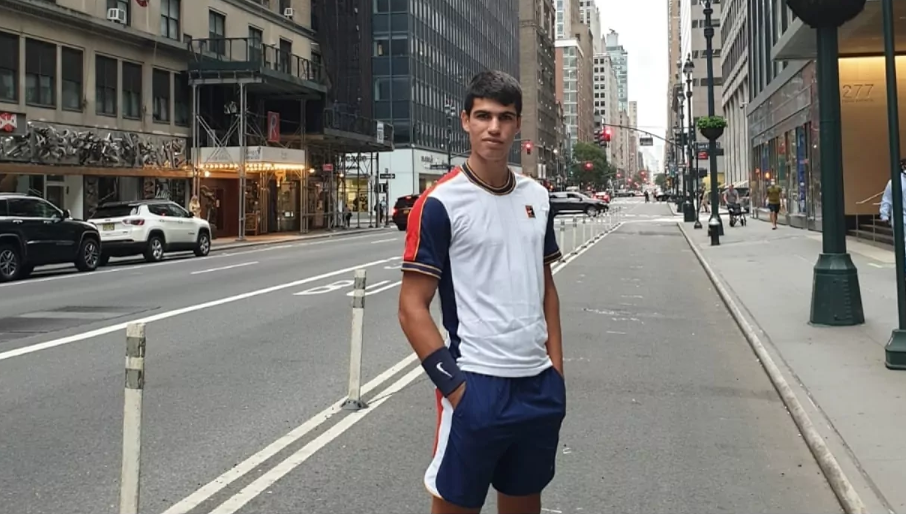 Carlitos pose la première fois qu'il était à New York.