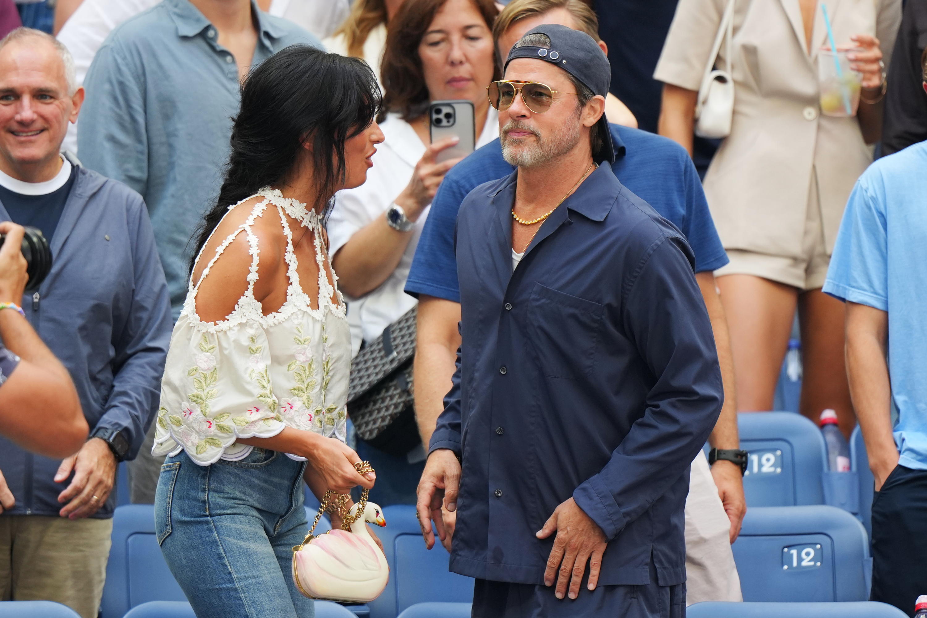 Brad Pitt et Inés de Ramón, dans les tribunes.
