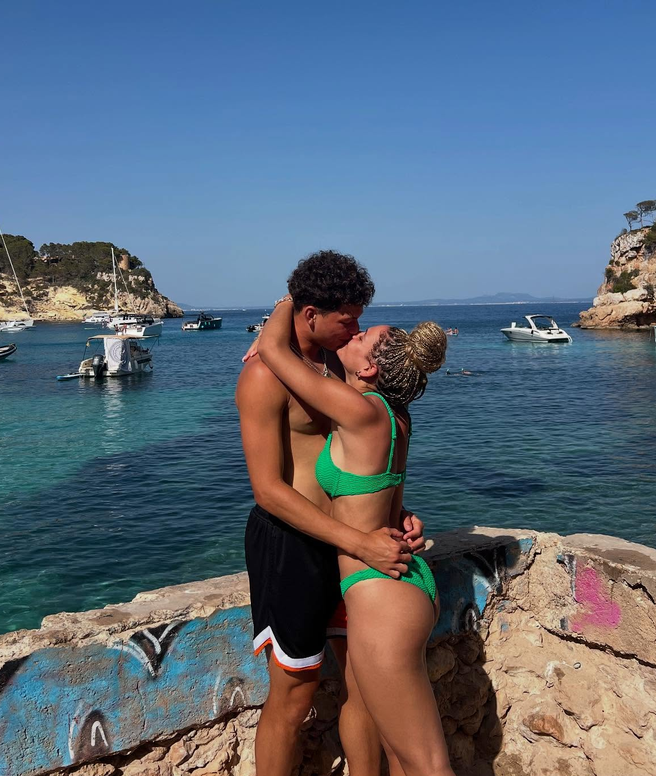 Trinity Rodman, la joueuse de football la mieux payée au monde et fille de Dennis Rodman, est la petite amie du joueur de tennis Ben Shelton. L'attaquant a soutenu le tennisman américain lors de sa victoire contre Carlos Alcaraz et l'a accompagné tout au long de l'US Open.