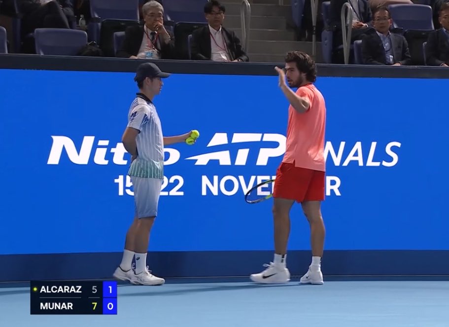 Carlitos, au moment de se rendre à son banc.