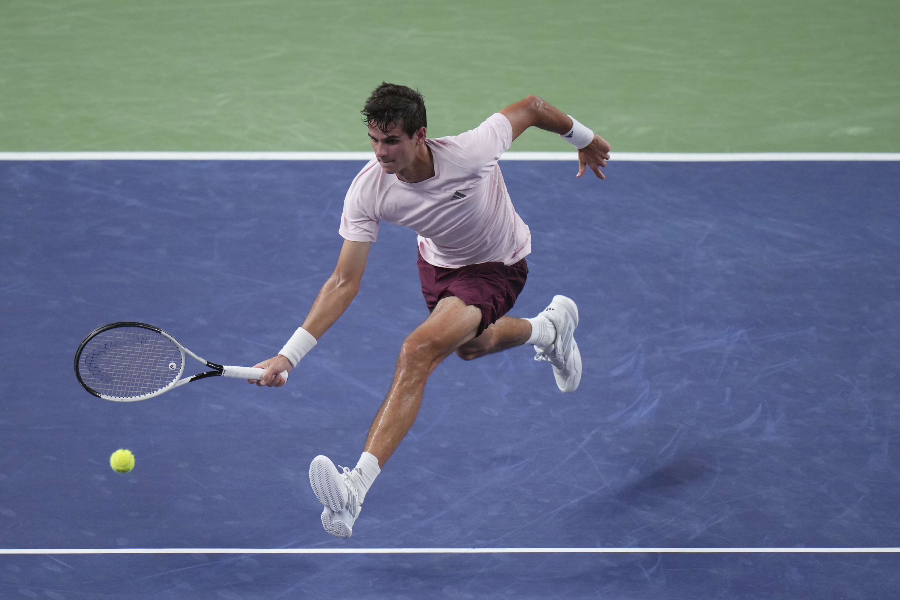 Rafa court vers un drop shot.