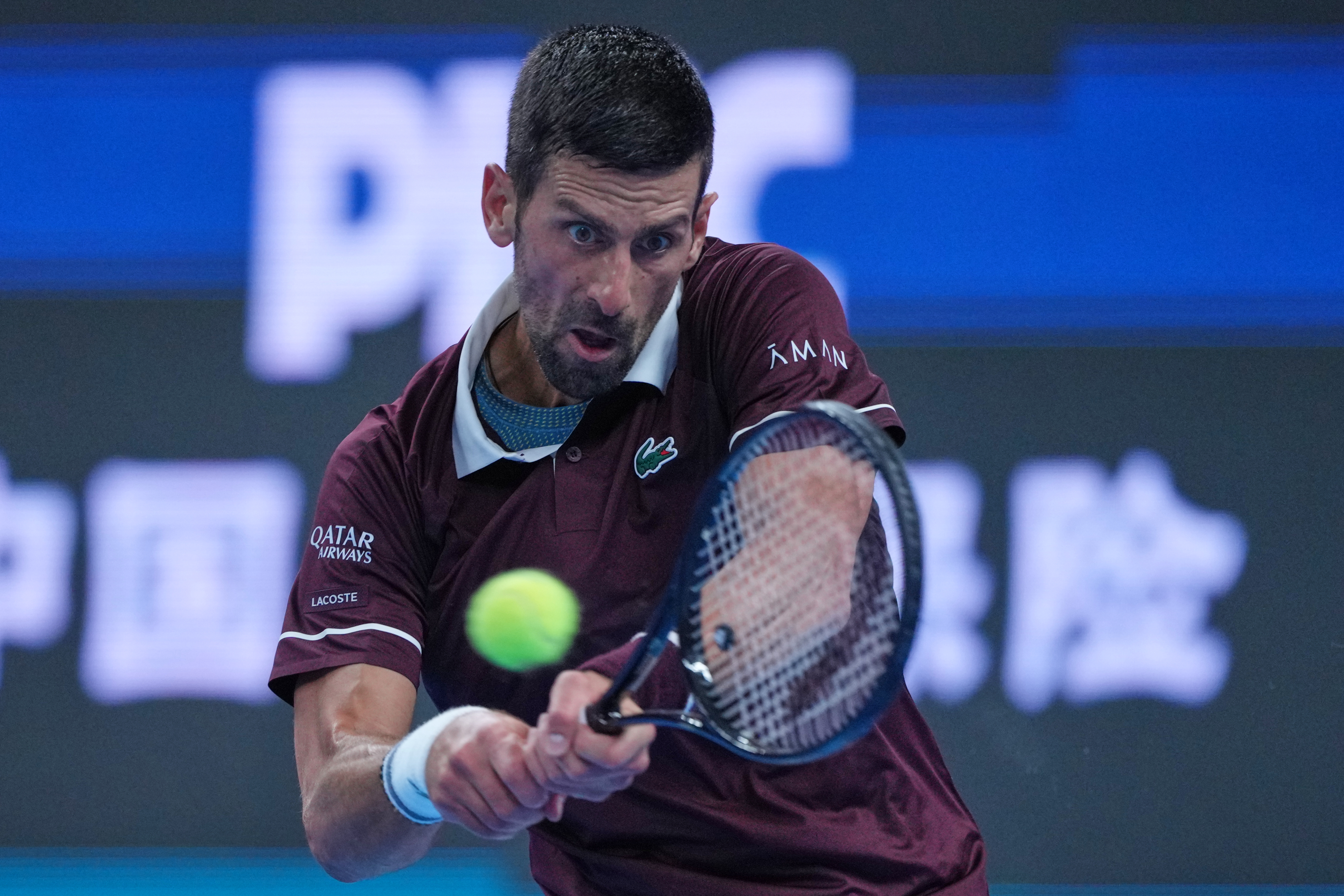 Djokovic frappe du revers.